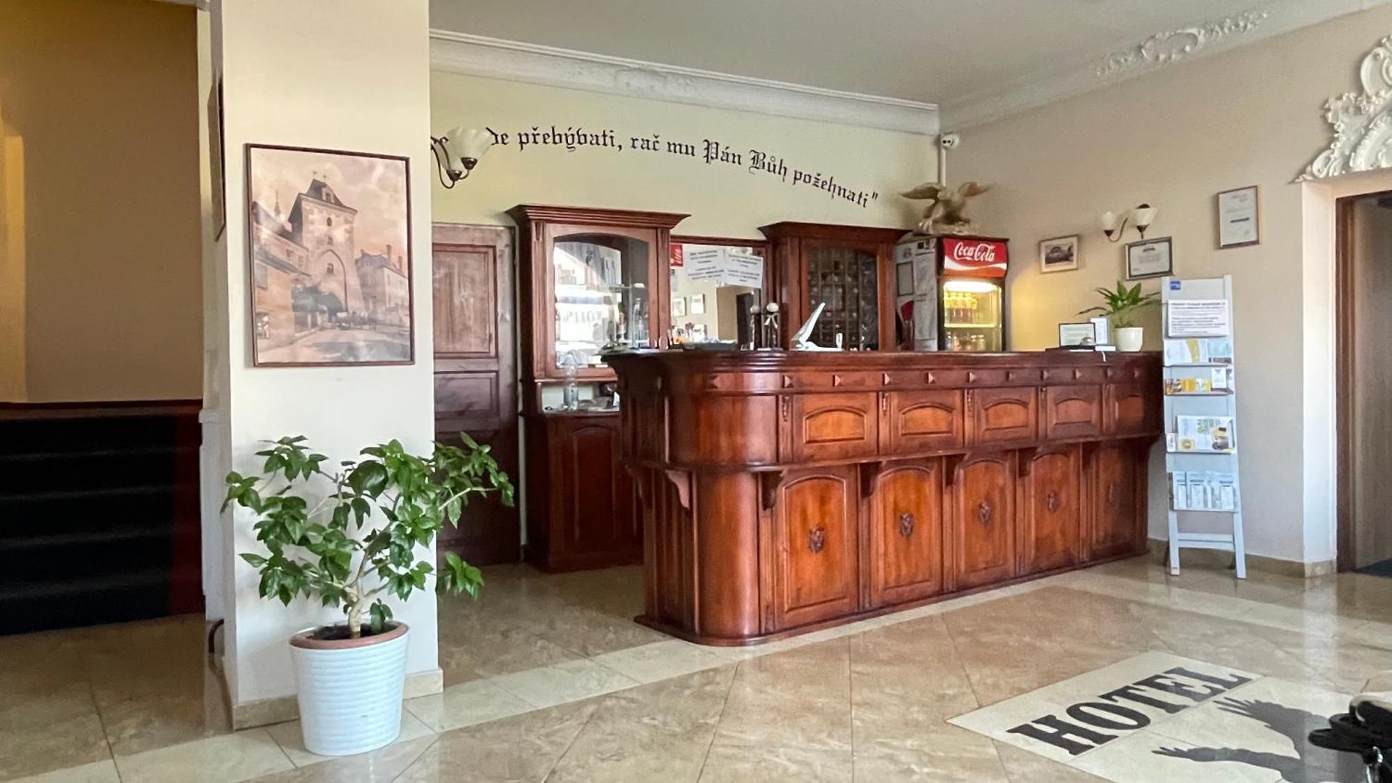 Hotel Cerny Orel Zatec Екстериор снимка