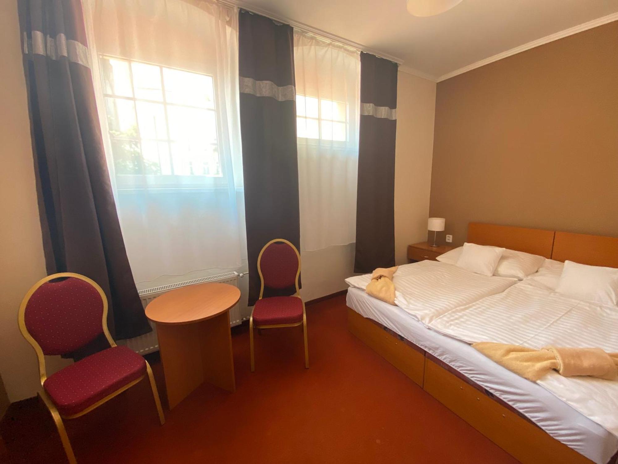 Hotel Cerny Orel Zatec Екстериор снимка