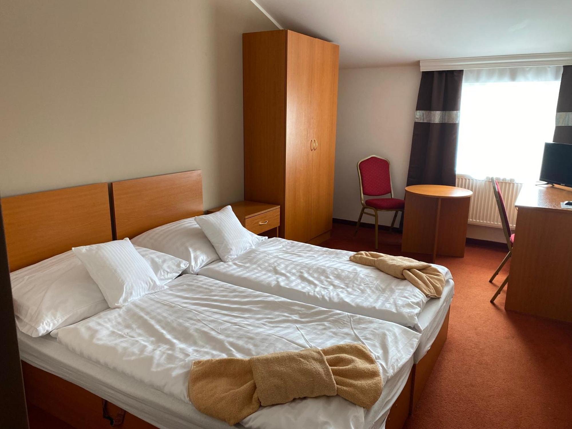 Hotel Cerny Orel Zatec Екстериор снимка
